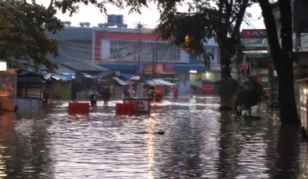 sebagian-warga-tinggalkan-posko-pengungsi-banjir-di-kabupaten-bandung